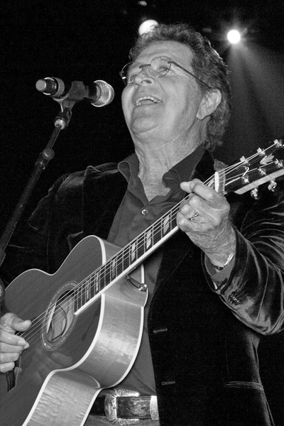 Picture of Mac Davis. Mac Davis at the Alabama Music Hall of Fame Concert 2010. Author: Carol M. Highsmith, Camera Canon EOS 5D Mark II, exposure 1/160 sec at f/10, ISO speed rating 4,000, focal length 105 mm, date and time of data generation 18:33, 25 March 2010
