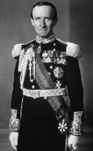 Picture of John Buchan. Baron Tweedsmuir in uniform, from National Archieves of Canada, copyright expired.