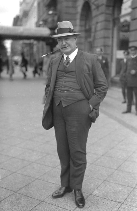 Picture of Edgar Wallace. This image was provided to Wikimedia Commons by the German Federal Archive (Deutsches Bundesarchiv) as part of a cooperation project.